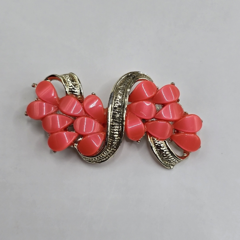Coral Thermoset Ribbon Style Gold Tone Brooch